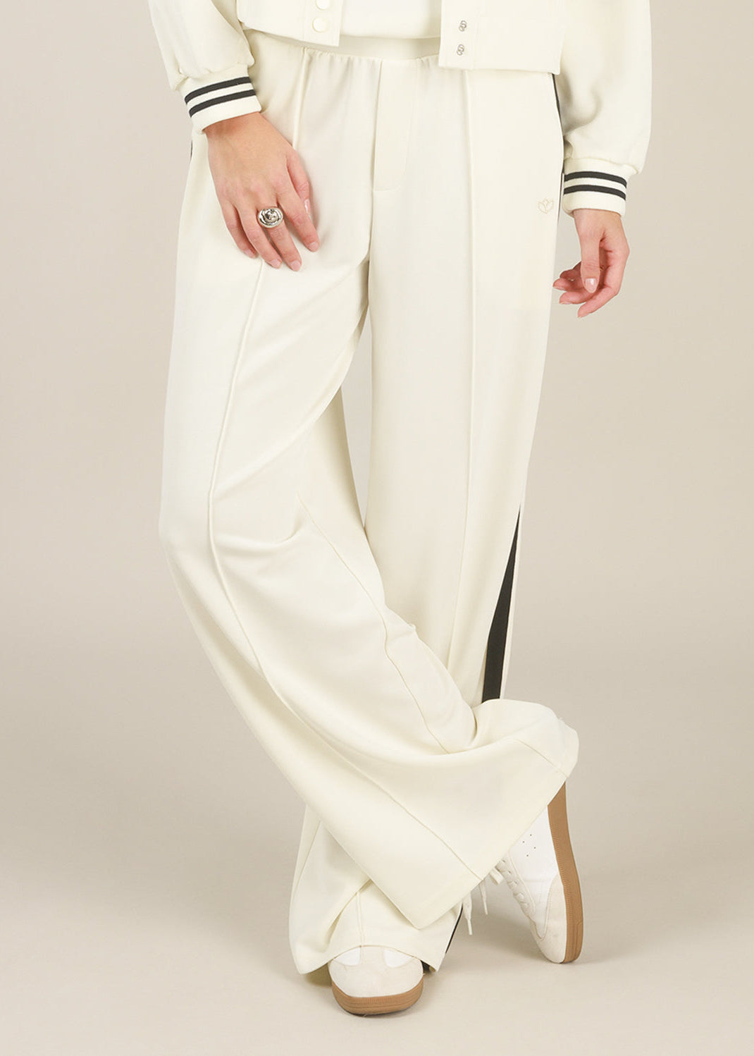 ANTIQUE WHITE/BLACK
