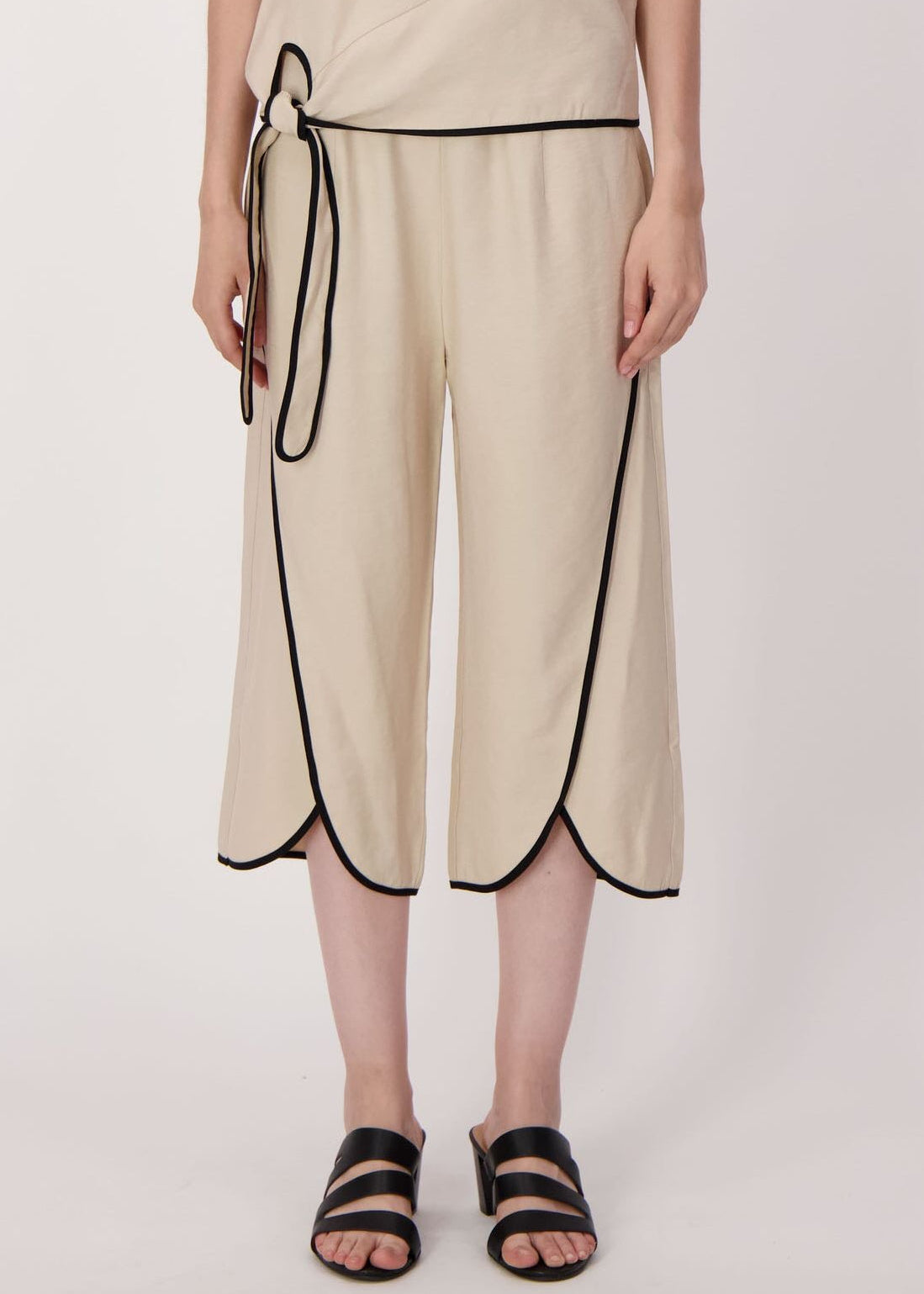 Spanner - Contrast Trim Tulip Hem Capri
