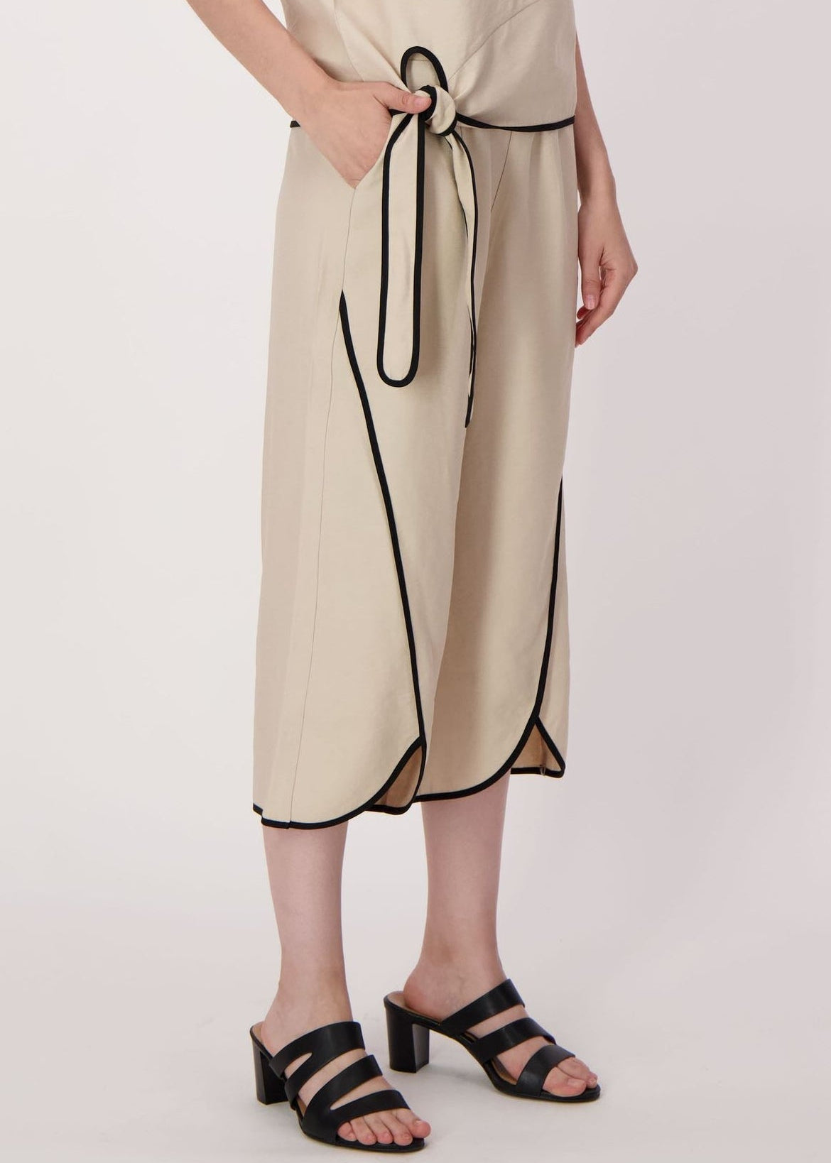Spanner - Contrast Trim Tulip Hem Capri - SALE