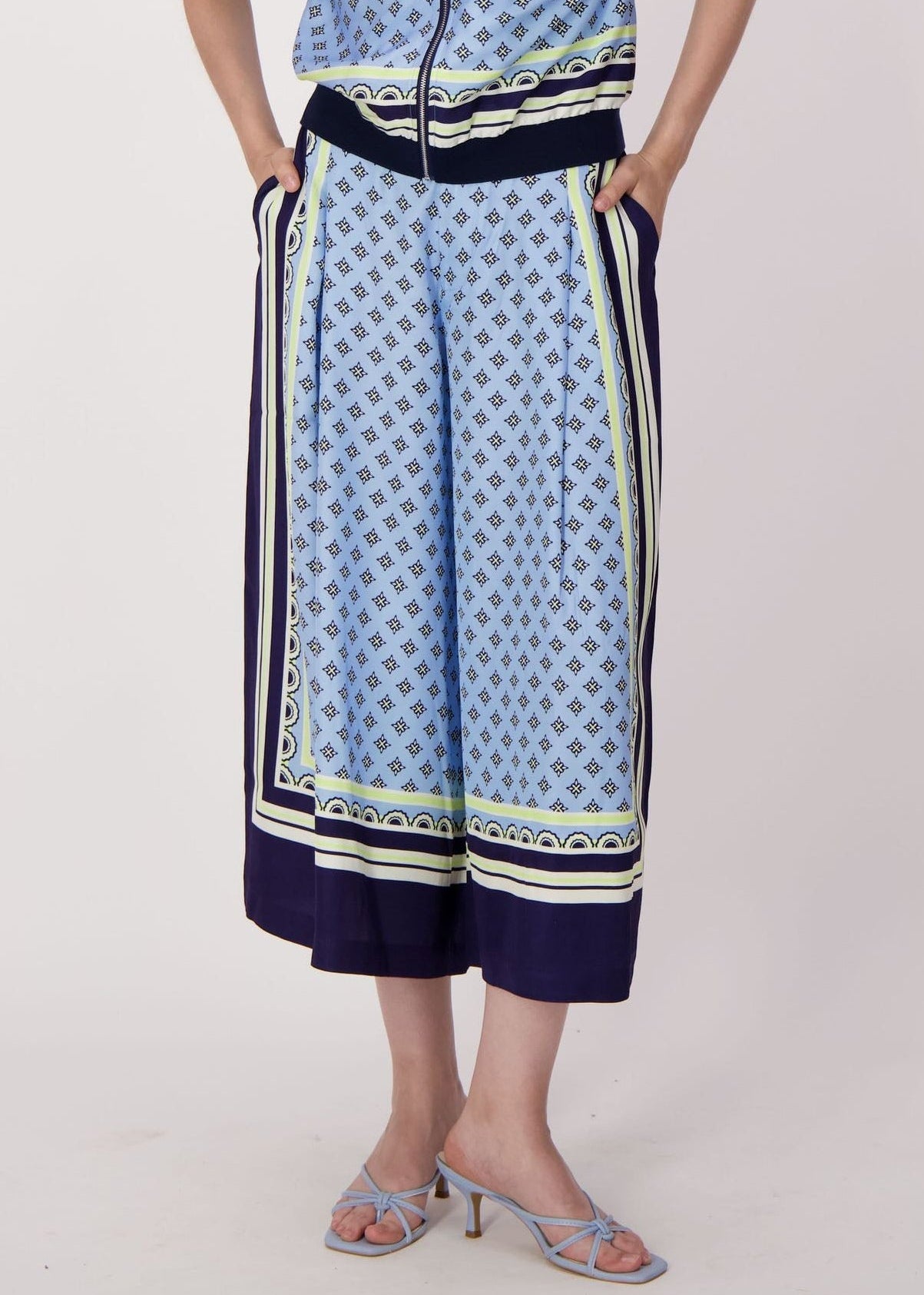 Spanner - Scarf Print Capri