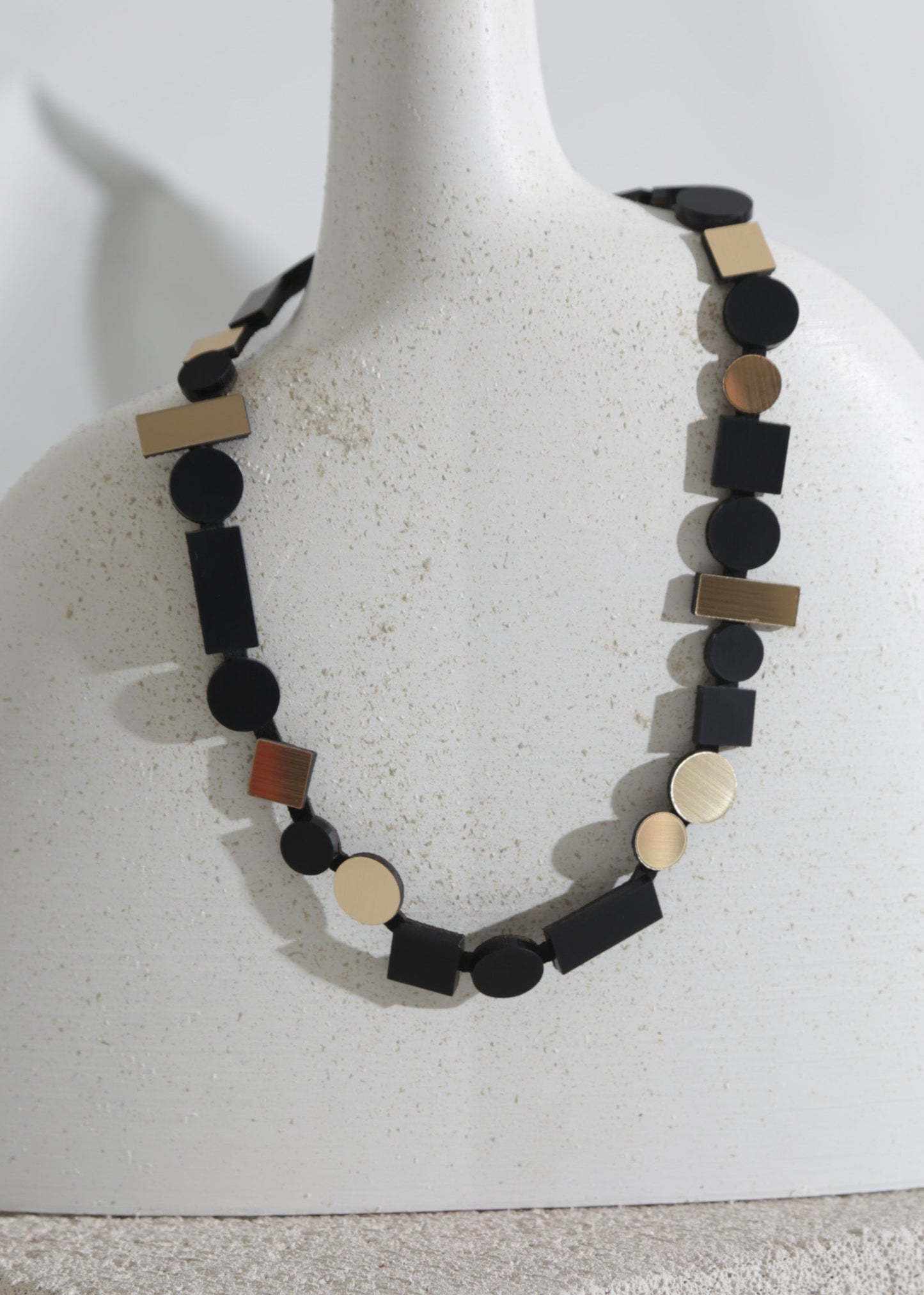 Iskin Sisters - Bauhaus Necklace Round