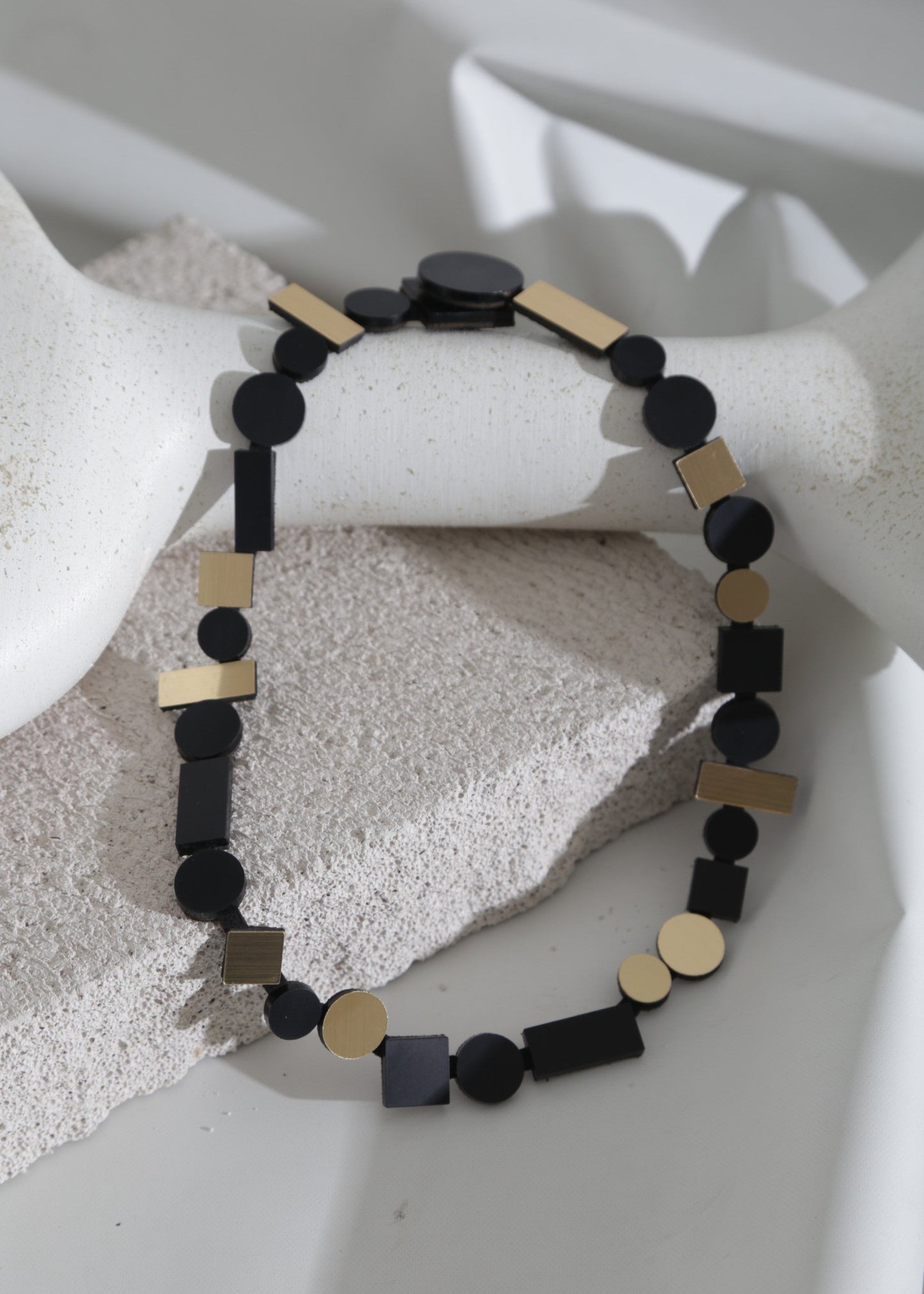 Iskin Sisters - Bauhaus Necklace Round