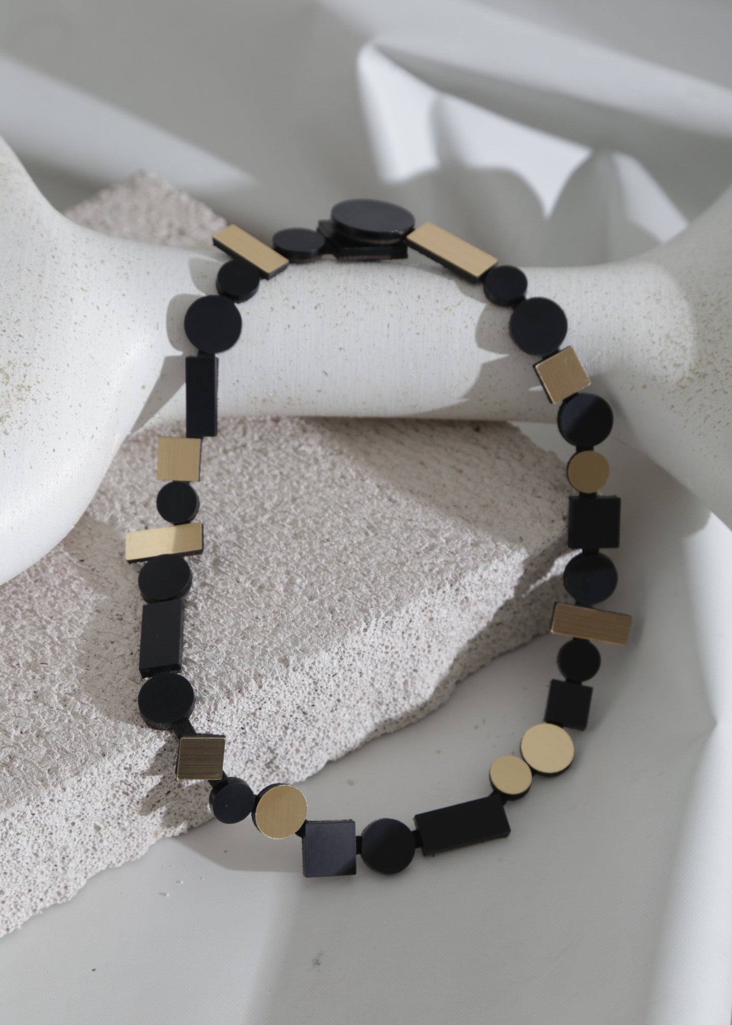 Iskin Sisters - Bauhaus Necklace Round