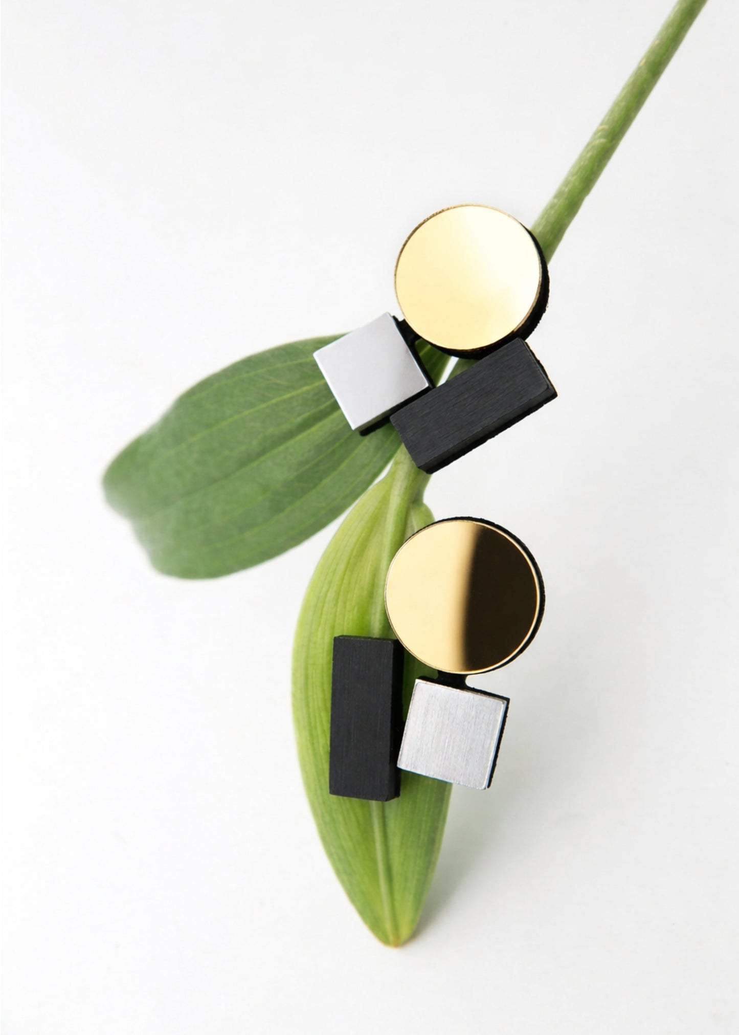 Iskin Sisters - Petites boucles d'oreilles Bauhaus
