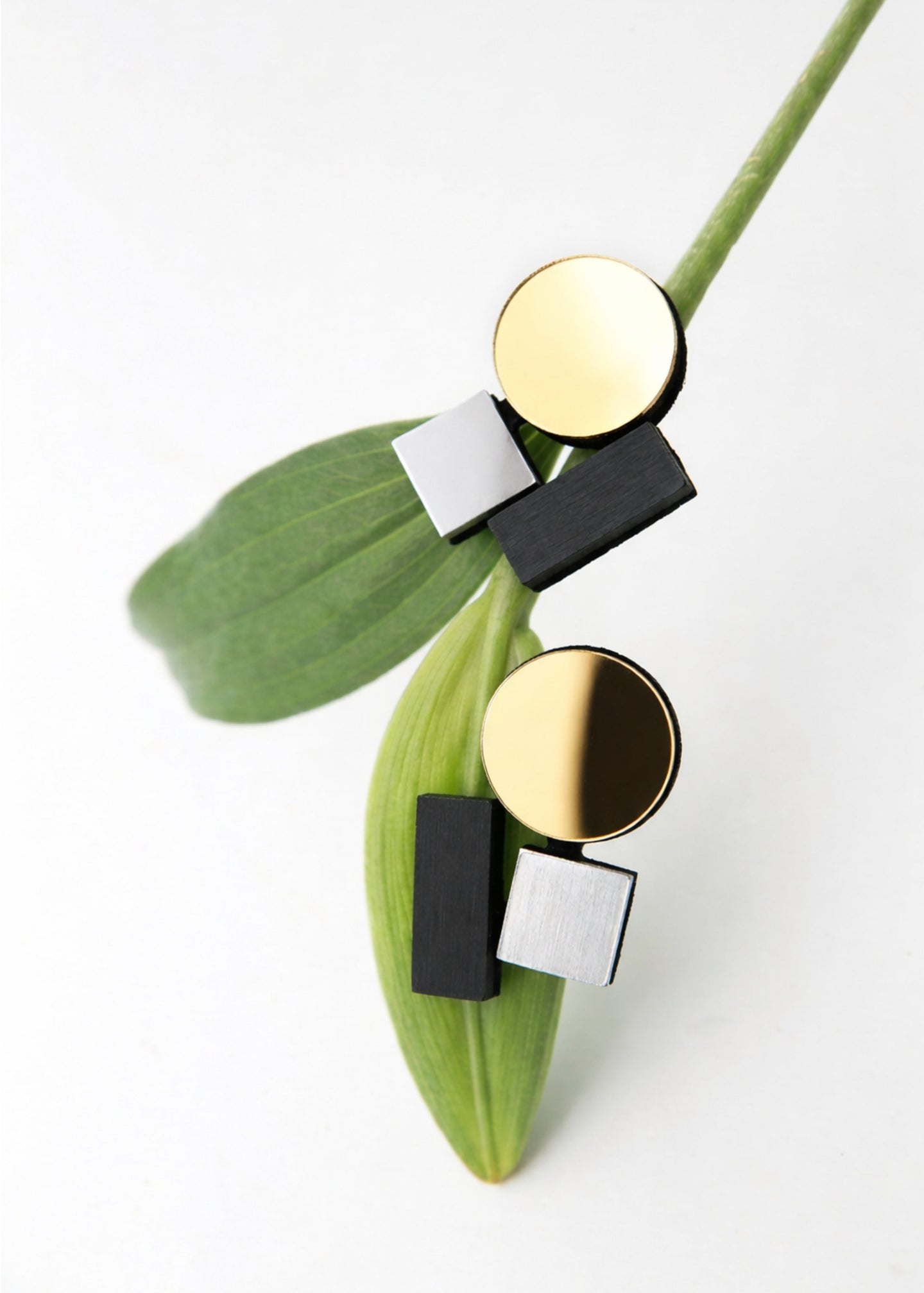 Iskin Sisters - Petites boucles d'oreilles Bauhaus