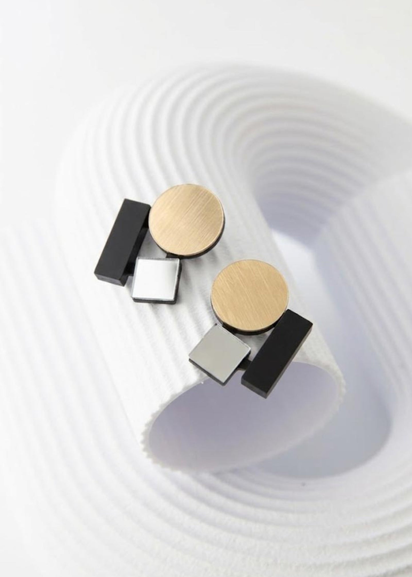 Iskin Sisters - Petites boucles d'oreilles Bauhaus