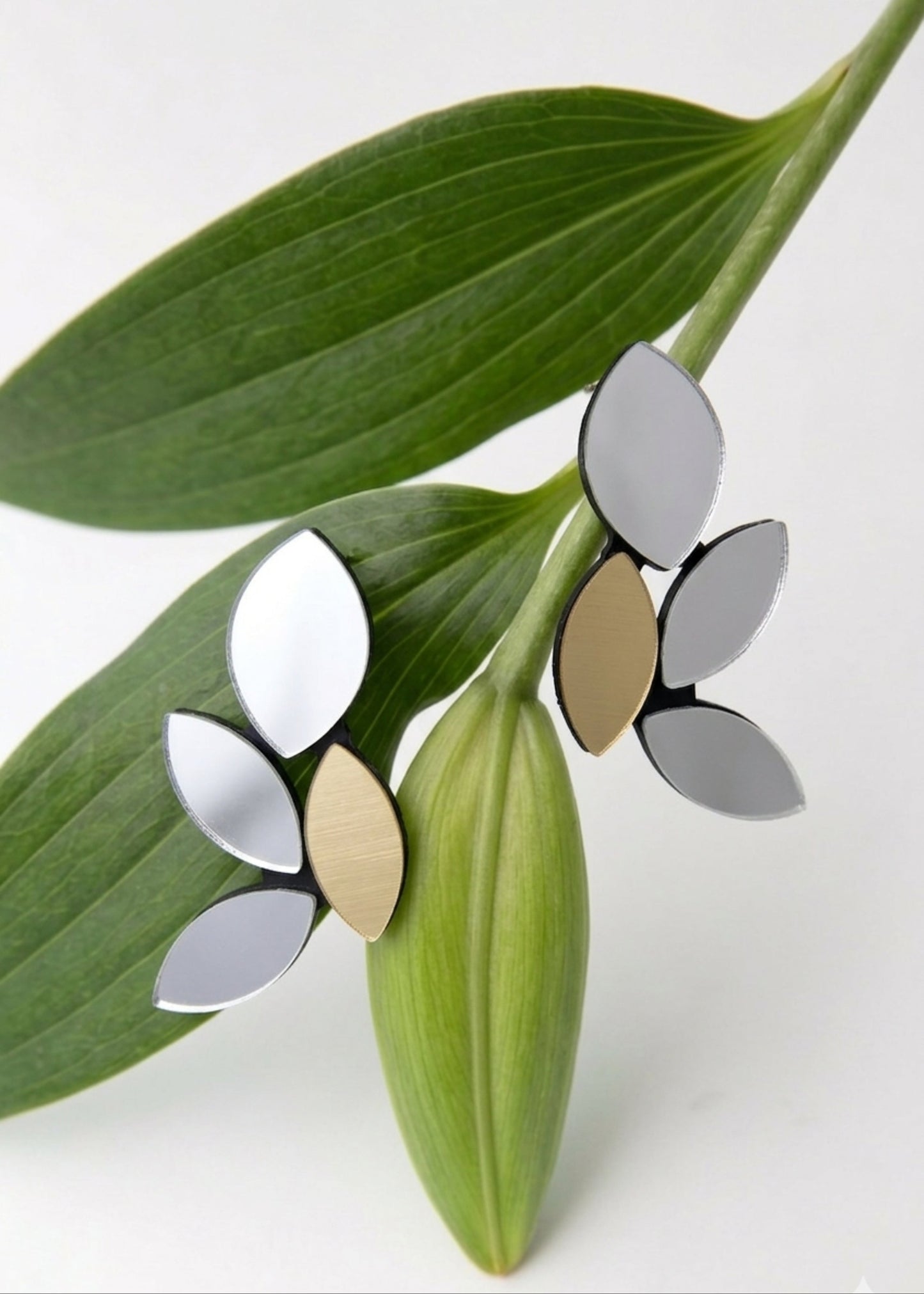 Iskin Sisters - Kate Leaves Medium Earring