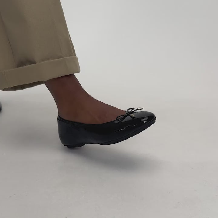 FitFlop - Delicato Bow Textured Patent-Leather Ballet Flats