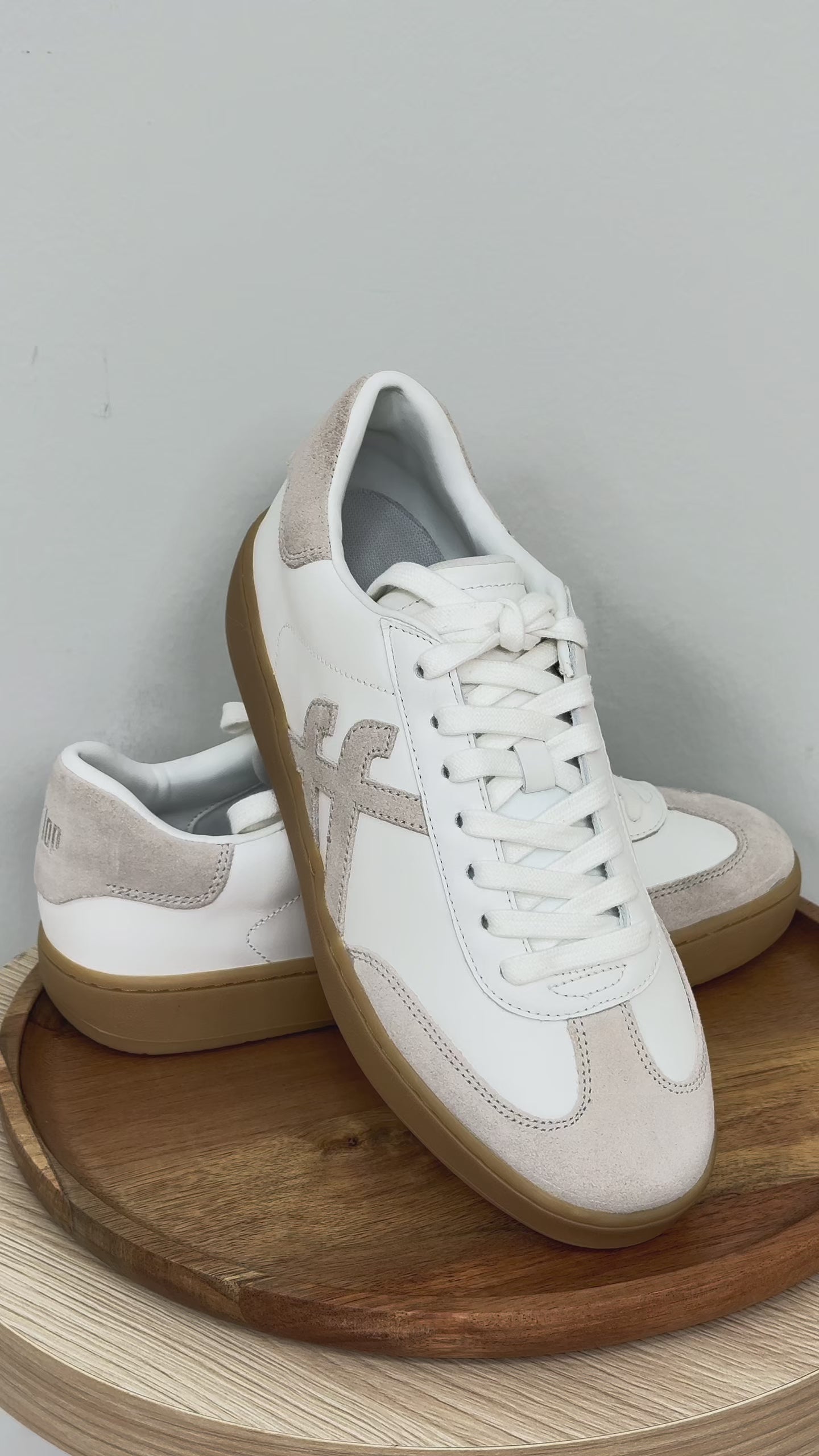 FitFlop - The Dash T-toe Leather Suede Sneaker